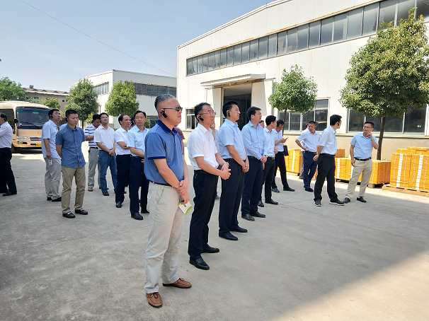 鄂城區(qū)區(qū)委書記劉厚文等一行領(lǐng)導(dǎo)來(lái)湖北昌利公司視察 鄂城區(qū)區(qū)委書記劉厚文等一行領(lǐng)導(dǎo)來(lái)湖北昌利公司視察