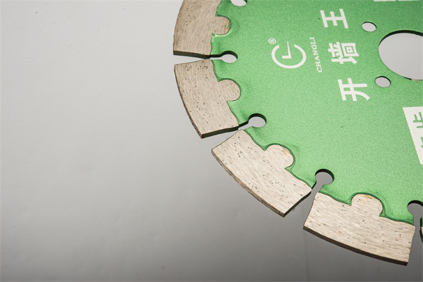 墻槽切割片在鋸切時(shí)會(huì)出現(xiàn)哪些磨損現(xiàn)象呢？