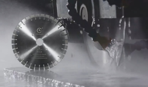 那些金剛石切割片加工過的石材出現(xiàn)泛堿是什么原因？